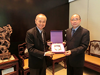Professor Fok Tai-fai (left) of CUHK presents a souvenir to Professor Zhang Zhiyong, Vice-President of Fudan University